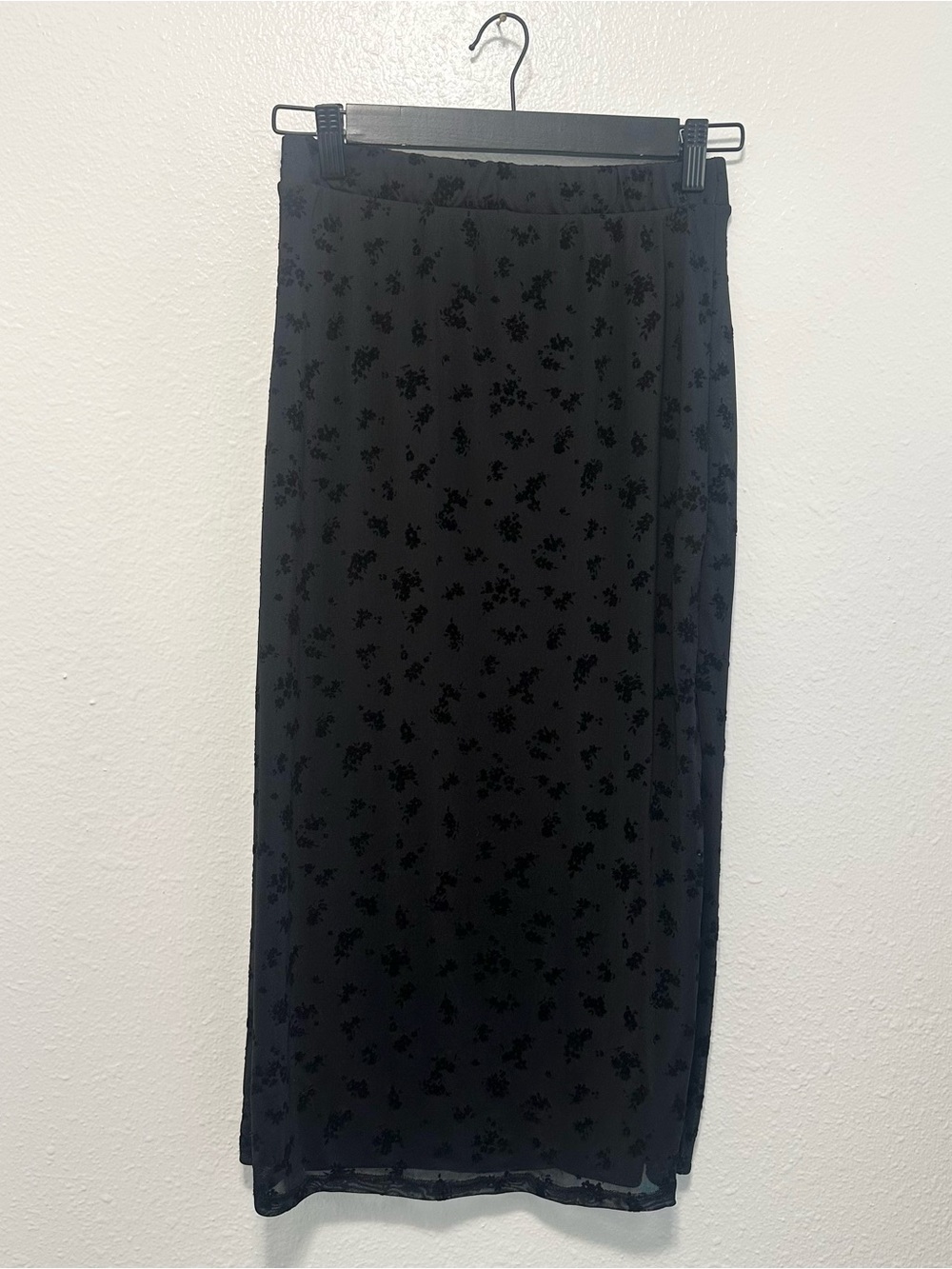 Francesca's Collections Black Floral Midi Skirt with Slit